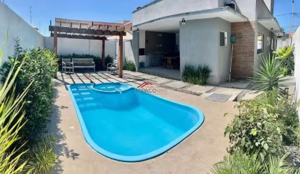 Casa linear com 3 suítes, area gourmet e piscina