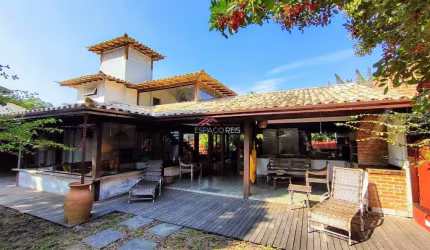 Casa à venda com 03 suítes a poucos passos da praia de Manguinhos