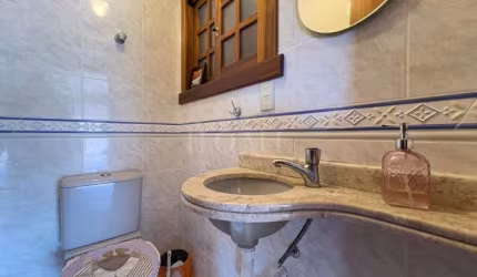 CASA COM 3 DORMITÓRIOS, COM GARAGEM, BEM LOCALIZADAD!