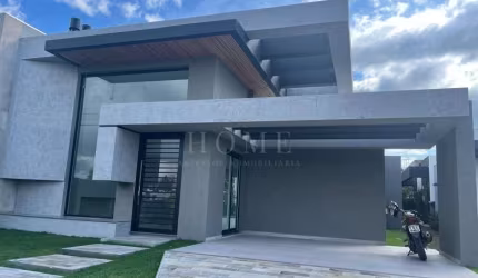 Casa 3 dormitórios sendo os 3 suítes.
