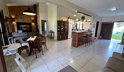 CASA COM 3 DORMITÓRIOS