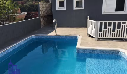 LINDO SOBRADO DE 170 M²/ 3 SUITES/ÁREA GOURMET/PISCINA/3 VAGAS À VENDA EM ARUJÁ.