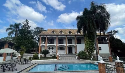 EXCELENTE SITIO DE 25.000 M²/ CASA SEDE/ PISCINA/ ÁREA GOURMET À VENDA PRÓXIMO A ESTRADA DO VINHO EM SÃO ROQUE.