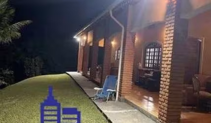 EXCELENTE CHÁCARA DE 3.200 M²/CASA SEDE/ ÁREA GOURMET/PISCINA À VENDA NO CONDOMÍNIO RECANTO TRÊS LAGOS EM PIRACAIA, ACEITA FINANCIAMENTO BANCÁRIO