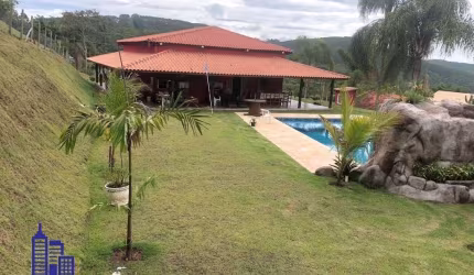 LINDA CHÁCARA COM 2.500 M²/CASA SEDE/PISCINA/ÁREA GOURMET À VENDA EM CONDOMÍNIO FECHADO EM GUARAREMA