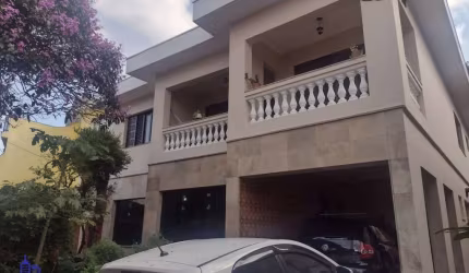 EXCELENTE CASA COM 241 M² COM TERRENO DE 14,40 X 25 COM 4 DORMITÓRIOS/7 VAGAS/PISCINA À VENDA/LOCAÇÃO NO JARDIM AVEILINO, SÃO PAULO