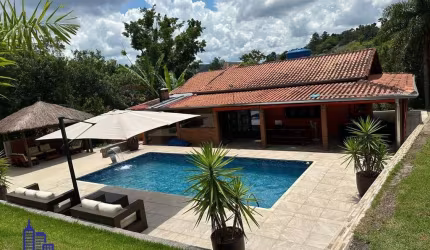 LINDA CHÁCARA COM 2.500 M²/CASA SEDE /PISCINA/ÁREA GOURMET COM ESCRITURA À VENDA EM SÃO ROQUE