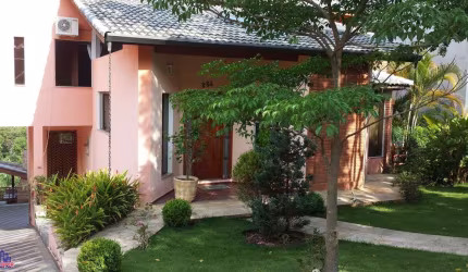 Linda Casa em Condomínio Fechado de Alto Padrão com 4 Dormitórios/4 Vagas à Venda em Arujá, São Paulo.