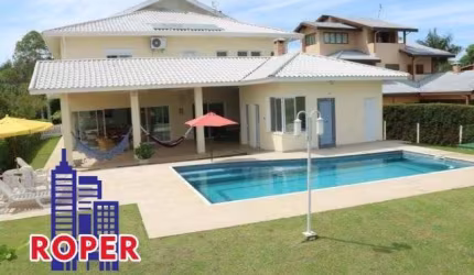 LINDA CASA AVARANDADA COM 6 SUÍTES/4 VAGAS/PISCINA COM SPA À VENDA EM CONDOMÍNIO FECHADO EM GUARAREMA, SÃO PAULO