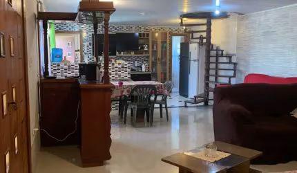 VENDO CASA DUPLEX DE 5 QUARTOS PERTO DA PRAIA EM PRAIA SECA