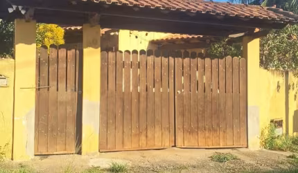 VENDO UMA EXCELENTE CASA EM ARARUAMA NO BAIRRO OUTEIRO