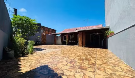 Lazer e Espaço: Casa com Churrasqueira e 260m² de Terreno a 500m do Mar