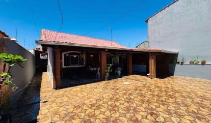 Casa com 2 quartos, espaço para piscina e área gourmet com churrasquera em Itanhaém.