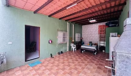 Casa à 500m do mar com 2 quartos e churrasqueira em Itanhaém.
