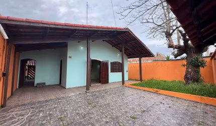 Casa com 2 quartos, edícula e área gourmet com churrasqueira em Itanhaém.