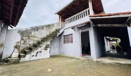 Casa com 3 quartos e jardim em Itanhaém.