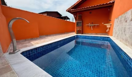 Casa na praia com piscina, 2 quartos e churrasqueira em Itanhaém.