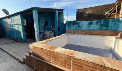 Casa com 3 quartos, piscina e jardim em Itanhaém.