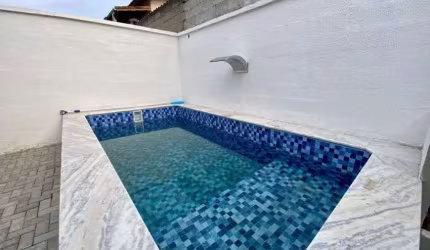 Casa com piscina, 2 quartos e área gourmet em Itanhaém.