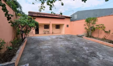 Casa com 2 quartos, jardim e área gourmet com churrasqueira em Itanhaém.