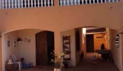 Casa com 3 quartos e área gourmet com churrasqueira em Itanhaém.