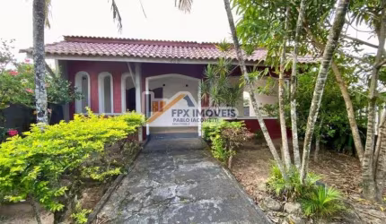 Casa à 500m do mar com 2 quartos, churrasqueira e jardim em Itanhaém.