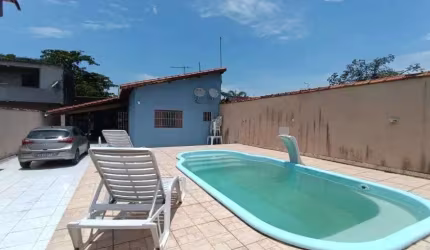 Casa com 2 quartos, piscina e área gourmet com churrasqueira em Itanhaém.