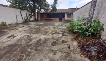 Casa com 2 quartos, churrasqueira e espaço para piscina em Itanhaém.