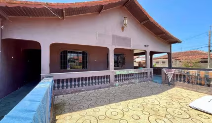 Casa com 3 quartos, área gourmet e espaço para piscina em Peruíbe.