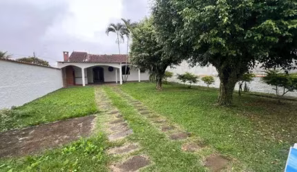 Casa com 2 quartos, churrasqueira e jardim em Itanhaém.