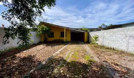 Casa à 500m do mar com jardim em Itanhaém.