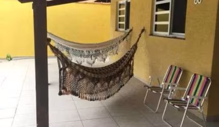 Casa com 2 quartos e espaço para piscina em Itanhaém.