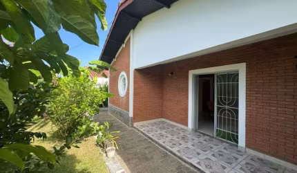 Casa na praia com 3 quartos, jardim e área gourmet com churrasqueira em Peruíbe.