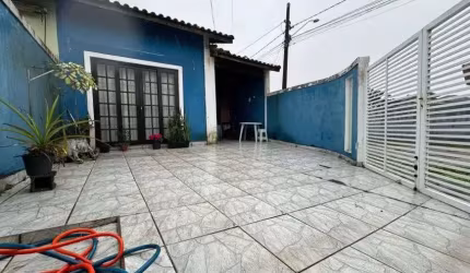 Casa na praia com 2 quartos e churrasqueira em Itanhaém.