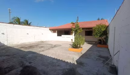 Casa na praia com 4 quartos, área gourmet com churrasqueira e espaço para piscina em Itanhaém.