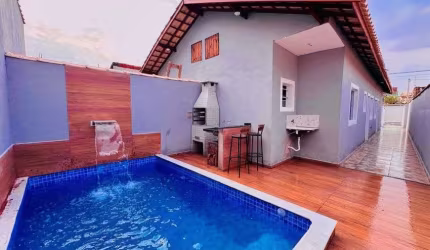 Casa com 2 quartos, piscina e área gourmet em Itanhaém.