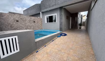 Casa com 2 quartos, piscina e churrasqueira em Peruíbe.