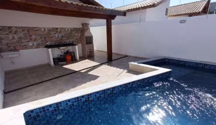 Casa com 3 quartos, piscina e churrasqueira em Itanhaém.