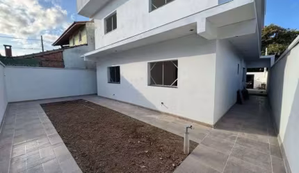 Casa com 2 quartos e espaço para piscina em Peruíbe.
