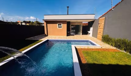 Casa com 3 quartos, piscina, área gourmet com churrasqueira e jardim em Itanhaém.