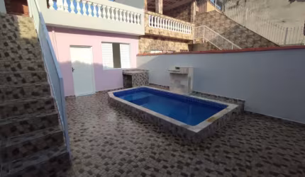 Casa à 70m do mar com piscina e 4 quartos em Mongaguá.