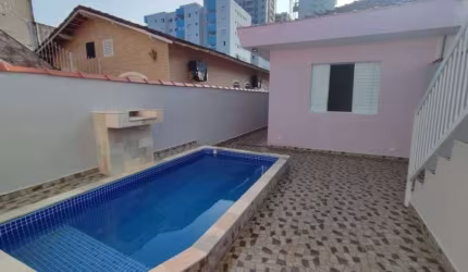 Casa à 70m do mar com piscina e 4 quartos em Mongaguá.