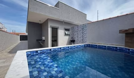 Casa na praia com 2 quartos, piscina e churrasqueira em Itanhaém.