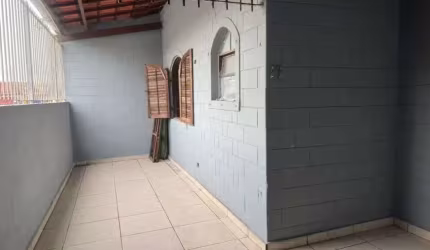 Casa  à 80m do mar com 3 quartos, edícula e espaço gourmet em Itanhaém.