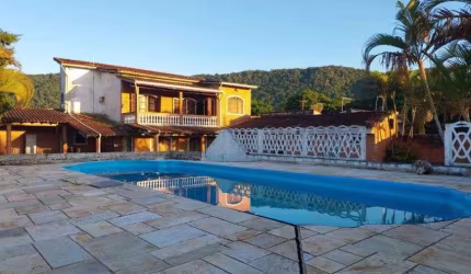 Casa com 3 quartos, piscina e área gourmet em Itanhaém.