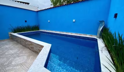 Casa com 2 quartos, piscina e área gourmet com churrasqueira em Itanhaém.