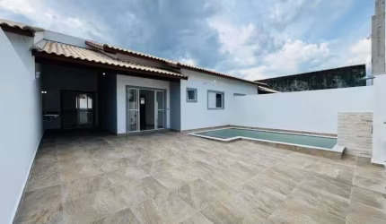 Casa na praia com piscina e 2 quartos em Itanhaém.