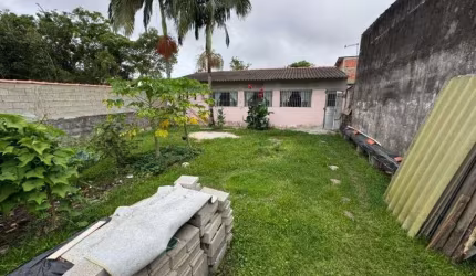 Casa com 2 quartos, espaço para piscina e jardim em Itanhaém.