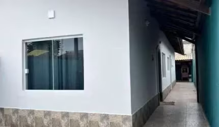 Casa com 2 quartos e área gourmet com churrasqueira em Itanhaém.