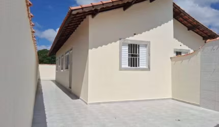 Casa lado praia com 2 quartos e espaço para piscina em Itanhaém.